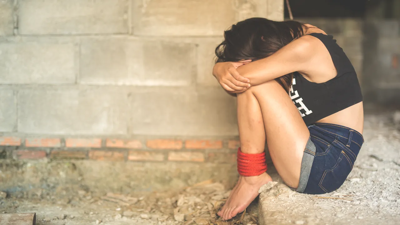 Coşmarul prin care a trecut o fată de 15 ani din Teleorman, obligată de iubitul ei să se prostitueze. Victima: Le spuneam clienţilor că sunt minoră, dar nu le păsa