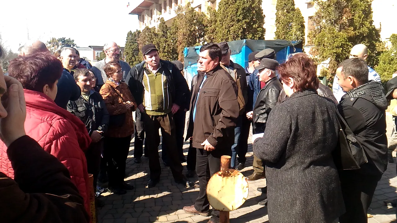 GALERIE FOTO Cu salarii RESTANTE de 4 ani, angajaţii ultimului combinat de utilaj greu au protestat la Iaşi