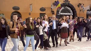Braşov: Peste 400 de basarabeni s-au prins în Hora Unirii în Piaţa Sfatului - FOTO