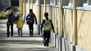 Alertă la o şcoală din Bucureşti. Elevi evacuaţi din cauza unui miros înţepător