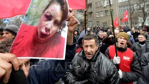 UE şi Statele Unite condamnă agresarea unei jurnaliste de opoziţie, în Ucraina: Violenţele sunt inacceptabile