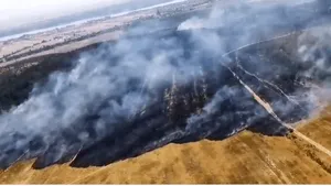 Incendii de amploare în Mehedinți. Un elicopter Black Hawk îi ajută pe pompieri