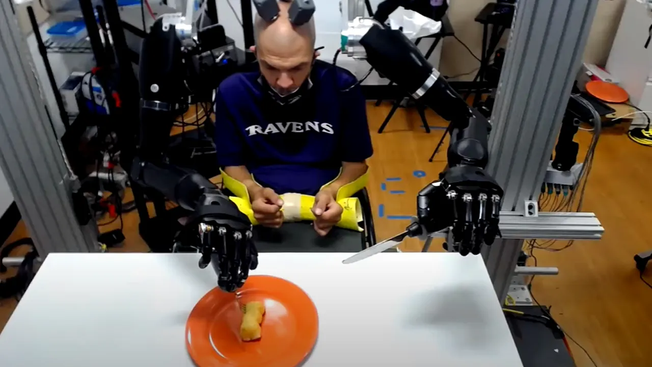 VIDEO Primul bărbat care poate controla braţe robotice cu puterea minţii