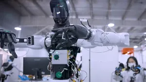 Cum sunt antrenați roboții umanoizi într-o „școală de roboți” din China