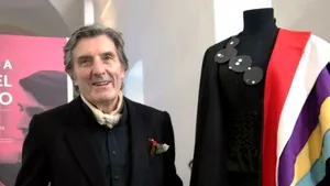 A murit Emanuel Ungaro. Creatorul de modă, cunoscut pentru culorile vii şi imprimeurile îndrăzneţe: „O rochie nu trebuie să o porţi, trebuie să trăieşti în ea”