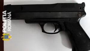 Un bărbat de 36 de ani, prins cu un pistol pe străzile Ploieștiului