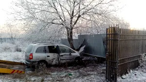 Trei persoane rănite după ce o maşină a ieşit de pe drum şi s-a izbit de un gard în Prahova