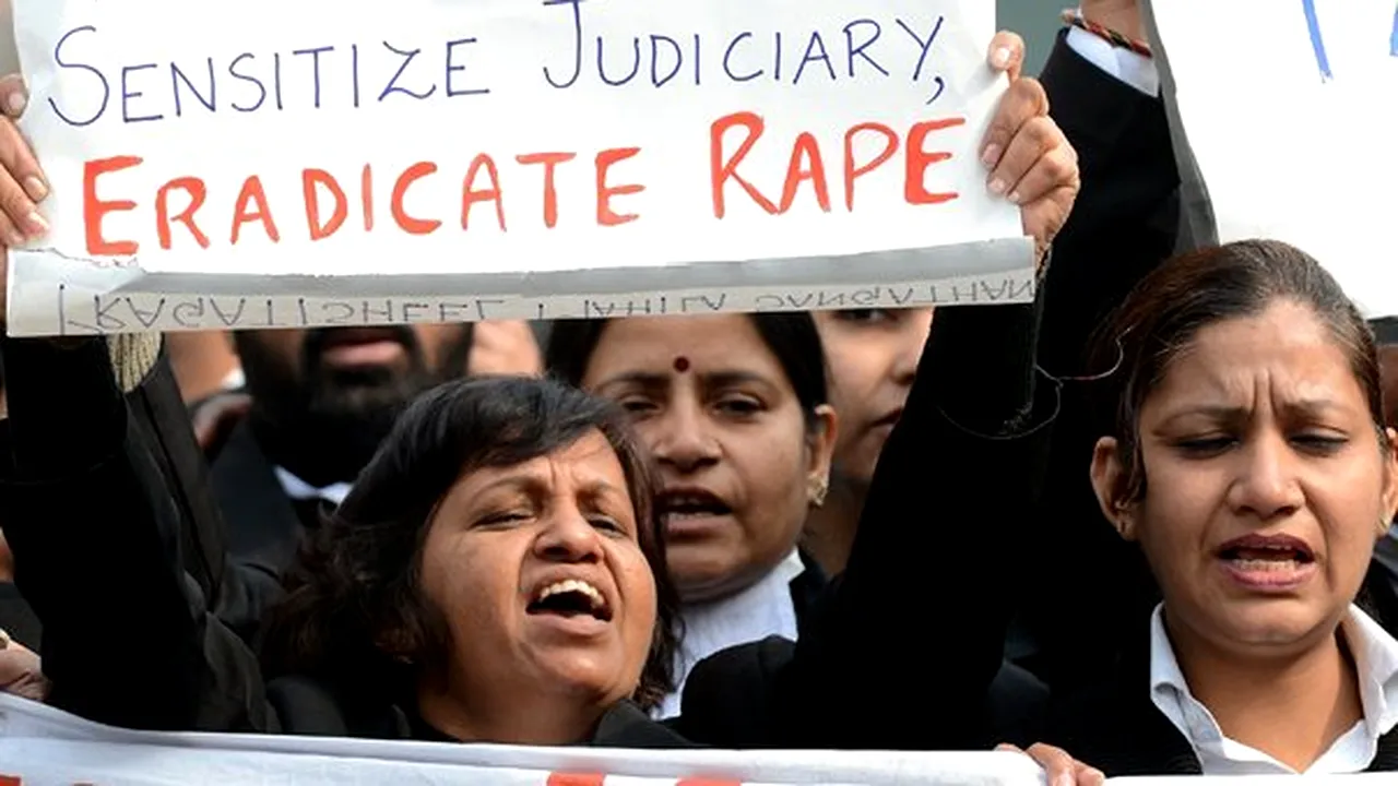 Poliţia indiană i-a inculpat oficial pe cei cinci violatori ai studentei din New Delhi - VIDEO