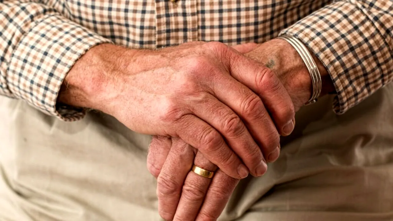 Pensionarul care a împlinit 100 de ani și încă merge la dans în fiecare sâmbătă. Care este secretul longevității sale