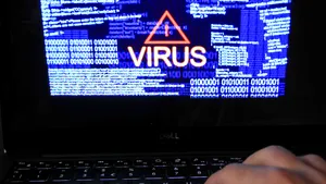 Mesaje înşelătoare privind livrări de colete. Ce date fură de pe telefon virusul troian când accesăm link-ul