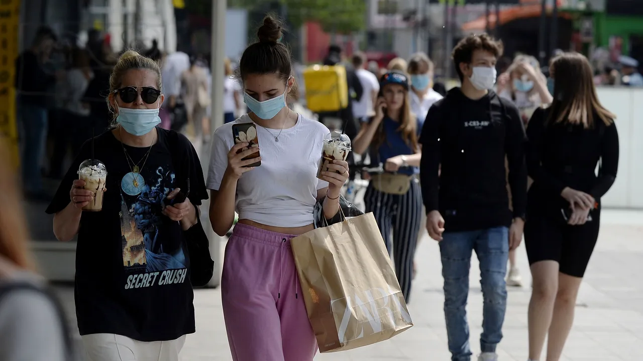 Noul ghid al Centrului pentru Prevenirea şi Controlul Bolilor: Cei care au primit a doua doză de vaccin COVID-19 pot socializa fără mască în anumite condiţii 