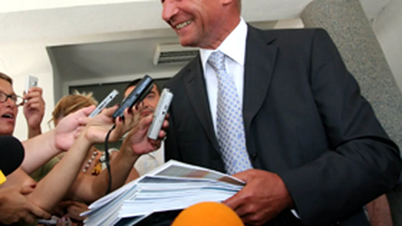 Băsescu, râzând: Îl las pe preşedintele Barroso şi mă duc să mă operez