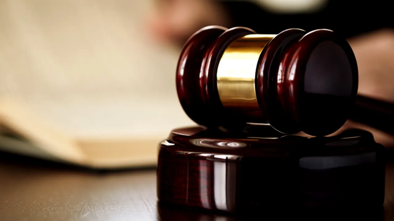 Primul bărbat din lume care a născut nu poate obţine divorţul 
