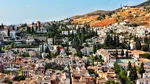 Cinci locuri de lângă Granada unde poți merge într-o excursie ieftină de weekend: un castel arab, biserică în stâncă, un sat alb și locuințe în pământ