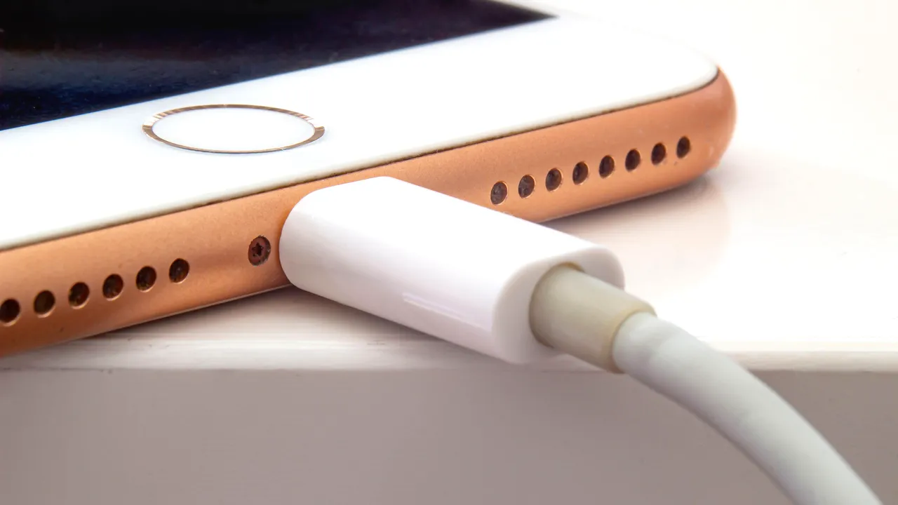 Noua tehnologie care îţi încarcă smartphone-ul în 15 minute