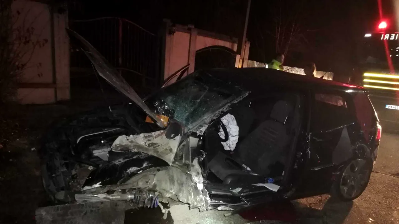 Impact mortal în Giurgiu: Un tânăr a murit după ce a intrat cu maşina într-un cap de pod - FOTO