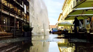 Ca în filme: O maşină a lovit un hidrant din centrul Timişoarei şi apa a ţâşnit pe stradă, ajungând la etajul 2 al unui imobil - GALERIE FOTO, VIDEO