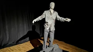 FOTO | Hainele purtate de un revoluţionar împuşcat în cap în 1989, expuse în premieră