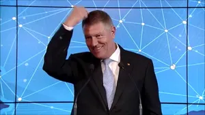 Moment hazliu la conferinţa lui Iohannis. Cum a demonstrat şeful statului că nu i se suflă în cască răspunsurile: Mă bănuiţi câteodată că fără copiuţă nu merge?