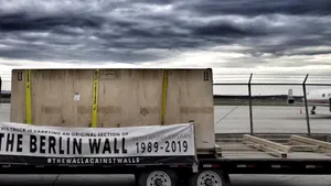 VIDEO | Aluzie la nivel înalt: Germanii îi trimit lui Donald Trump o bucată din Zidul Berlinului, dar sunt refuzaţi de Casa Albă