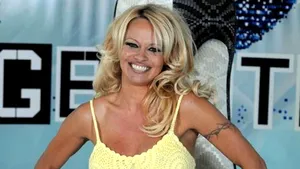 Pamela Anderson străluceşte la 54 de ani graţie uleiului de cocos folosit în exces