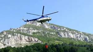 Misiunea de stingere a incendiului din Parcul Domogled, întreruptă din cauza vântului