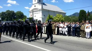 Paradă militară, show aviatic şi salturi ale paraşutiştilor cu drapel inscripţionat cu „România 100” pentru a marca primul eveniment dedicat Centenarului
