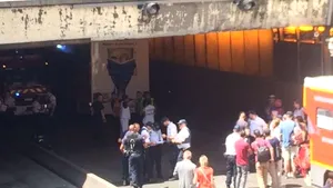 FOTO, VIDEO | Autobuz cu turişti, BLOCAT într-un tunel în Paris: Cel puţin patru răniţi