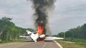 Un avion care transporta droguri a aterizat de urgenţă pe o autostradă din Mexic