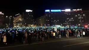 Proteste în Piaţa Victoriei: Steagul Uniunii Europene, din hârtii colorate