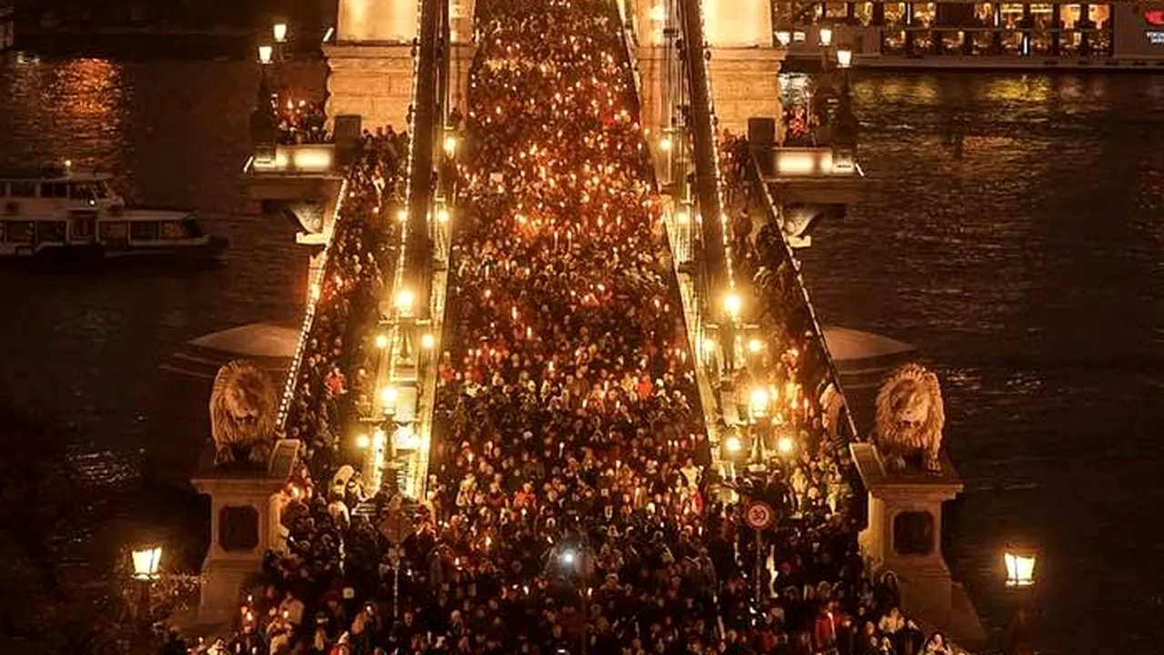 Mii de oameni protestează în Ungaria împotriva scandalului abuzurilor asupra copiilor