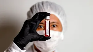 Cea mai virală mutaţie a coronavirusului, de 270 de ori mai puternică decât cea mai uşoară formă. Expert chinez: 