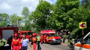 Accident cumplit în Braşov: Un autocar cu zeci de copii şi adulţi s-a răsturnat într-o curbă | FOTO, VIDEO