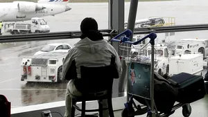 IMAGINILE ZILEI | Incident de securitate. Un individ a intrat cu maşina pe pista aeroportului din Lyon. Zborurile, SUSPENDATE - VIDEO