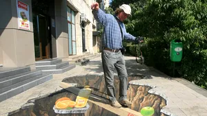 O groapă uriaşă în centrul Bucureştiului: Prima pictură 3D pe asfalt din România - FOTO