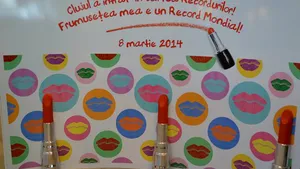 Cluj: Record mondial doborât de 8 Martie, 1.384 de persoane s-au rujat simultan timp de un minut