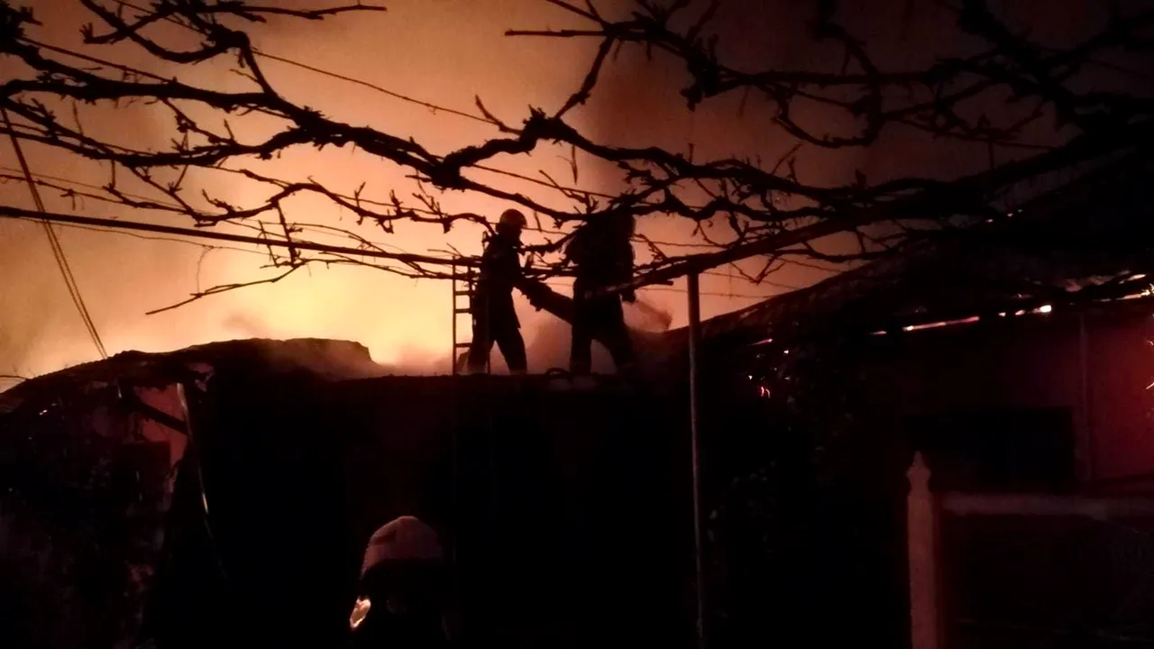 Incendiu devastator în Bacău. Patru case au fost distruse complet. Intervenţia pompierilor a durat 12 ore