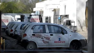 Fabrică ilegală de mezeluri, descoperită în Capitală. Sute de kilograme de produse pentru Paşte alterate