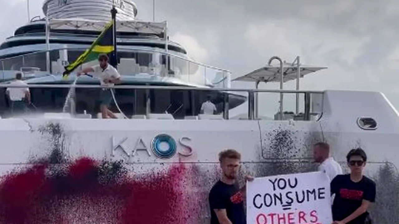 Activiştii de mediu au vandalizat un iaht din Ibiza