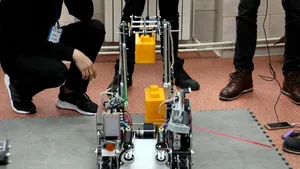 Roboţi care parcurg trasee stabilite de elevi şi se gâdilă, în competiţie, la Iaşi | FOTO