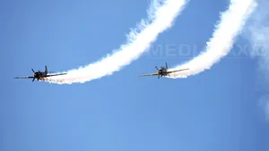 Acrobaţii aeriene şi salturi cu paraşuta, la mitingul aviatic de la Clinceni, de Ziua Copilului