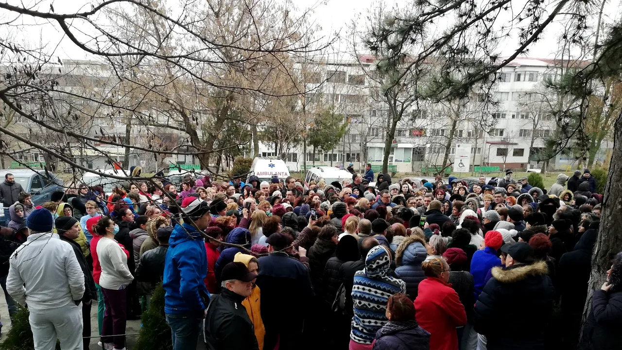 Sute de angajaţi de la un spital, PROTEST spontan: După toate promisiunile, salariile scad