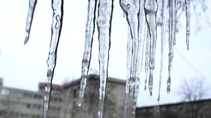 Oprescu a cerut Administraţiei Străzilor, Luxten şi RATB să cureţe ţurţurii de gheaţă