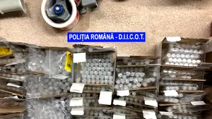 Captură la Giurgiu: Parfumuri false de 700.000 de lei ascunse printre aragaze şi cuptoare în două TIR-uri