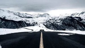 EXTERNE Zăpada și gheața blochează zboruri și aglomerează autostrăzi în multe țări ale Europei