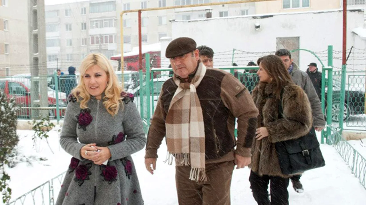 Elena Udrea a votat la Roman, îmbrăcată într-un palton 