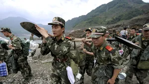 90 de elicoptere şi 30.000 de militari chinezi, trimişi în zonele afectate de seism
