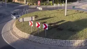 Momentul în care o maşină loveşte un sens giratoriu, zboară prin aer şi aterizează direct in cimitir. VIDEO