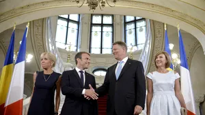 FOTO, VIDEO | Macron la Bucureşti - o vizită în întârziere ”au ralenti”. Preşedinţii şi soţiile lor nu au grăbit vizita la Muzeul Satului, amânând recepţia de la Palatul Cotroceni