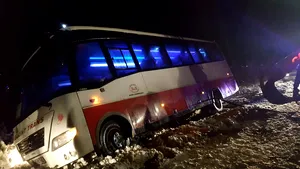 Accident din cauza zăpezii în Olt: Autocar răsturnat, cu 29 de persoane blocate | FOTO, VIDEO